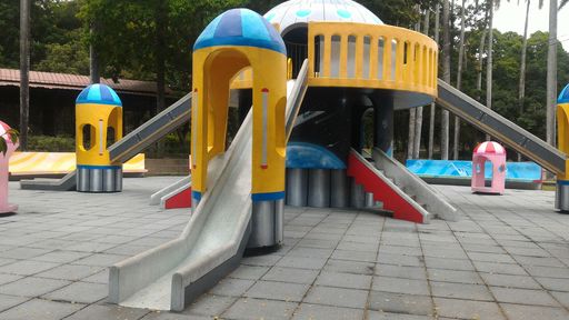 飛碟造型溜滑梯@嘉義公園